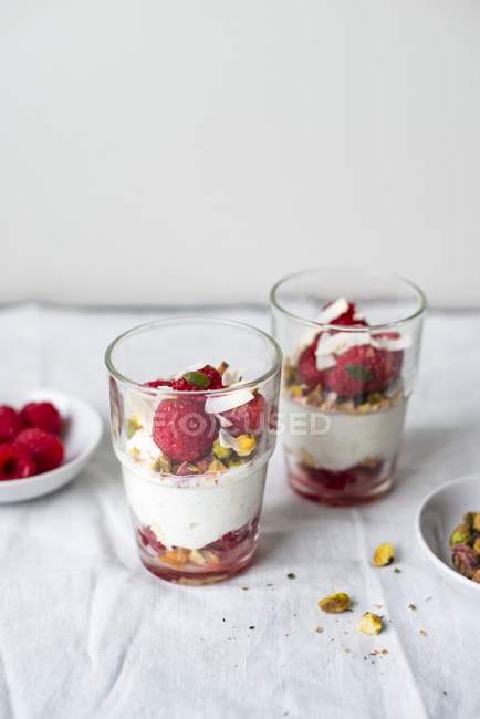 Primo piano dello yogurt al cocco con lamponi freschi e pistacchi — Foto stock
