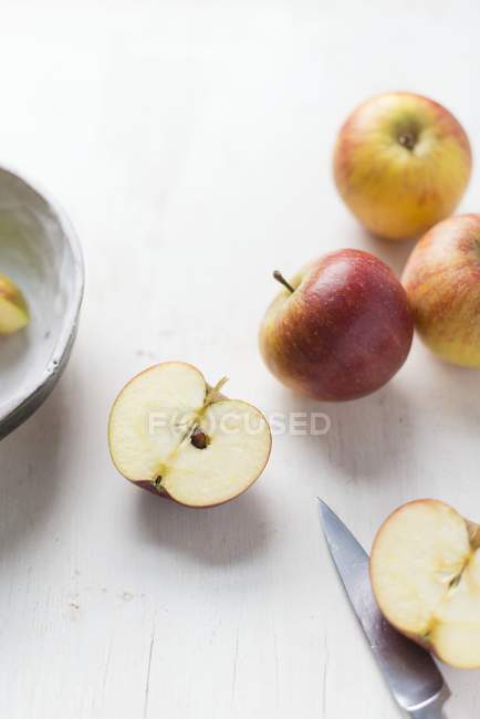 Яблоки на белой поверхности — стоковое фото