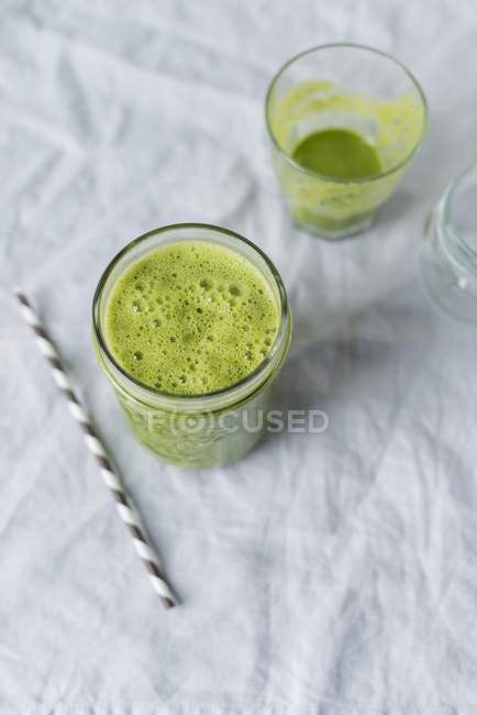 Smoothie verde em vidro — Fotografia de Stock