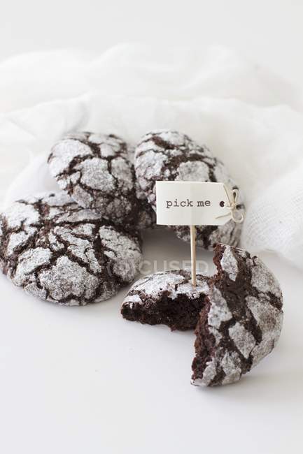 Vista de cerca de galletas de chocolate arrugas con etiqueta y recoger palabras - foto de stock