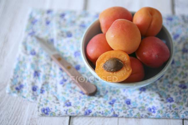 Albaricoques frescos en tazón - foto de stock