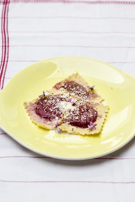 Rote-Bete-Ravioli-Pasta mit Parmesan — Stockfoto