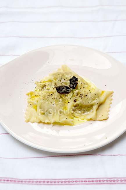 Kürbisravioli mit Butter und Parmesan — Stockfoto