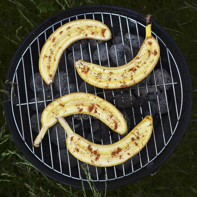 Grilled bananas with cinnamon — Stock Photo