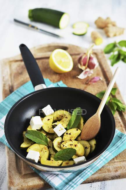 Gebratene Zucchini mit Käse — Stockfoto