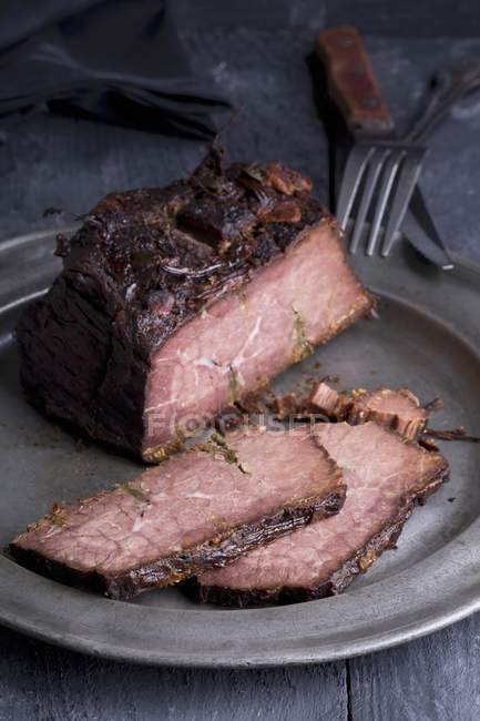 Carne de bovino assada em fatias parciais — Fotografia de Stock