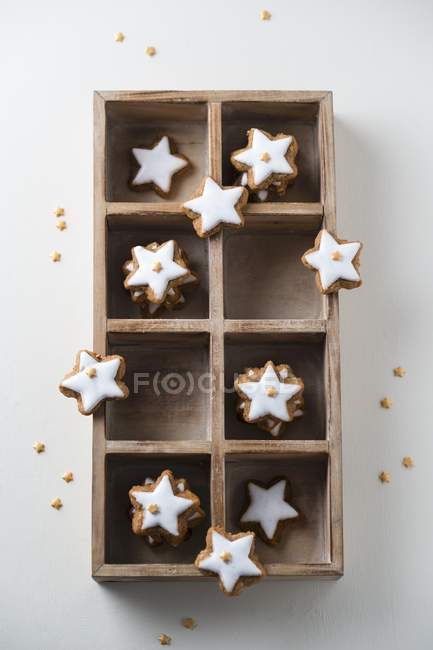 Étoiles de cannelle avec mini étoiles de sucre — Photo de stock