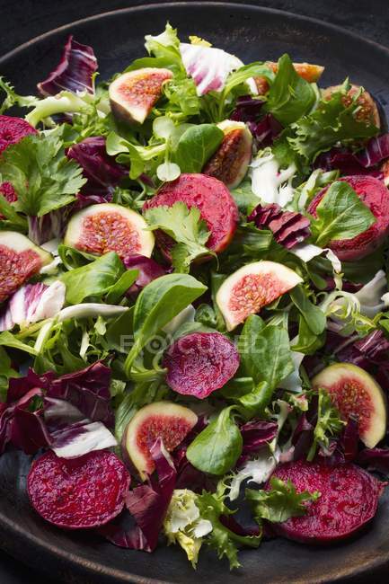 Salat mit Birnen und Feigen — Stockfoto