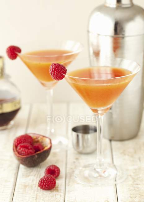 Fruta de la pasión y frambuesa Martini - foto de stock