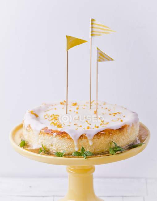 Pastel de queso con limón decorado - foto de stock