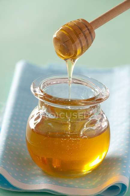 Мед капает из ложки — стоковое фото