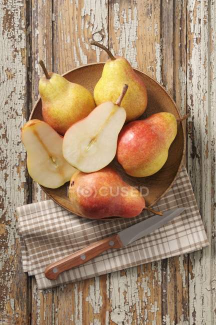 Peras frescas maduras en plato - foto de stock