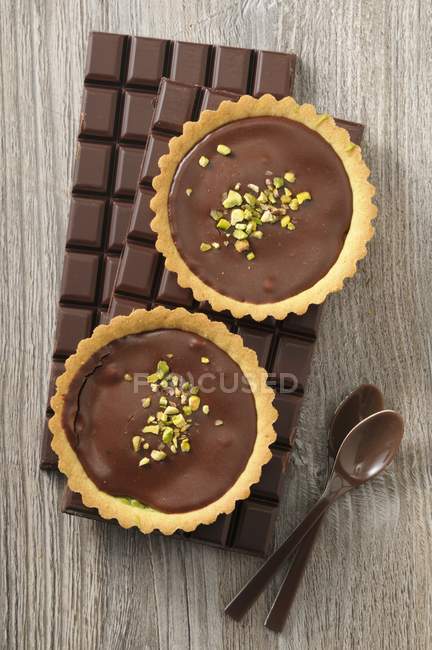 Chocolate tartlets with pistachio nuts — Stock Photo