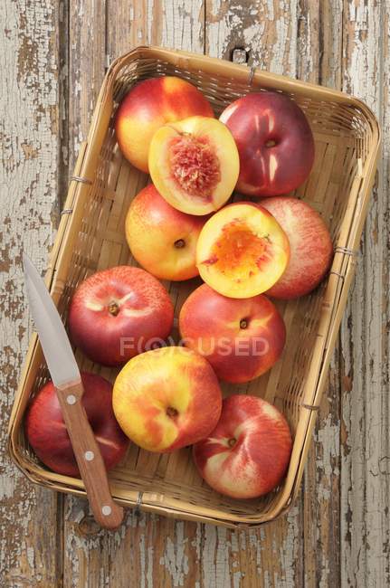 Nectarinas maduras frescas com metades — Fotografia de Stock