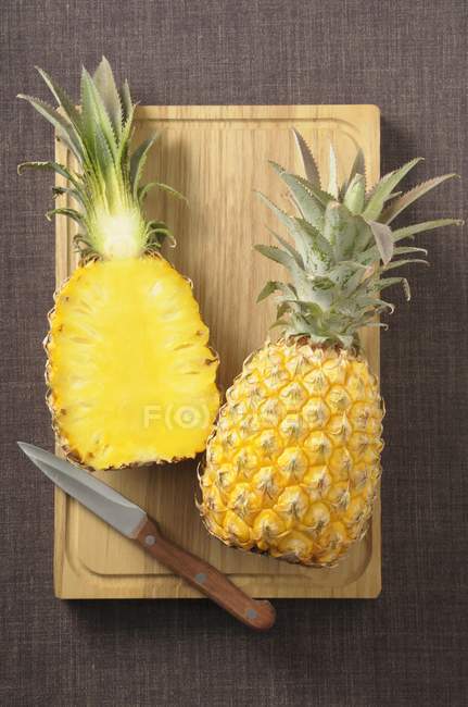 Ananas fresco dimezzato — Foto stock