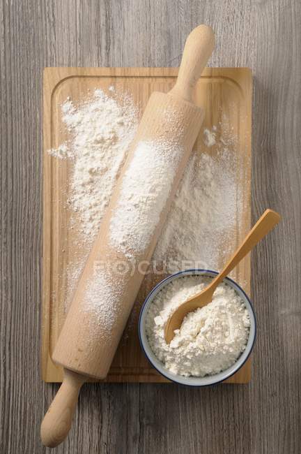 Farina in ciotola con mattarello — Foto stock