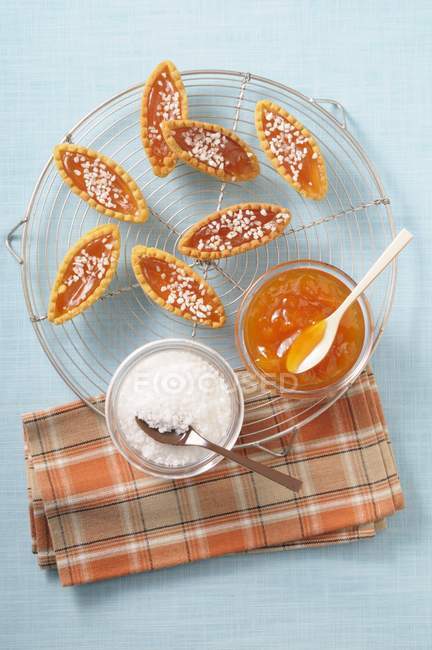 Cœurs d'abricots sur rack — Photo de stock