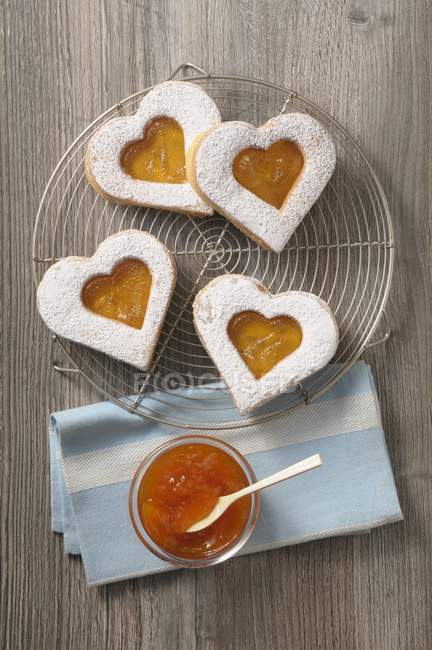 Cœurs d'abricots sur rack — Photo de stock