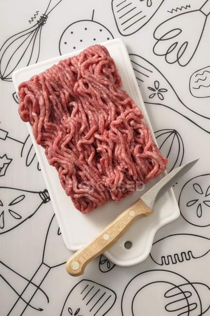 Minced meat on chopping board — Stock Photo