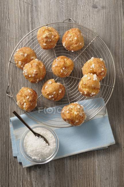 Vista superior de pães de choux revestidos de açúcar no rack de resfriamento de arame — Fotografia de Stock