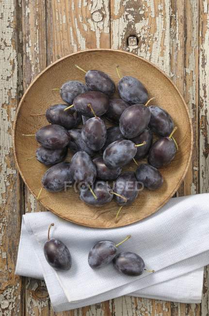 Ciruelas frescas maduras en plato - foto de stock