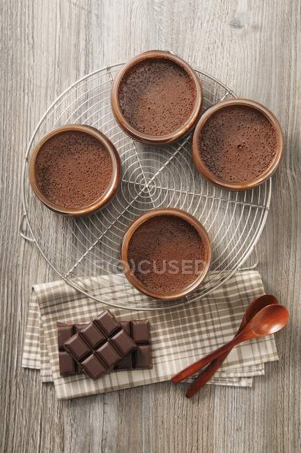 Mousse de chocolate en gafas - foto de stock