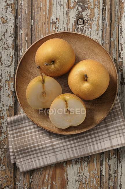 Peras frescas de Nashi en plato - foto de stock