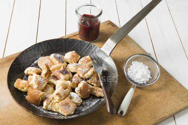 Padella di pancake triturati — Foto stock