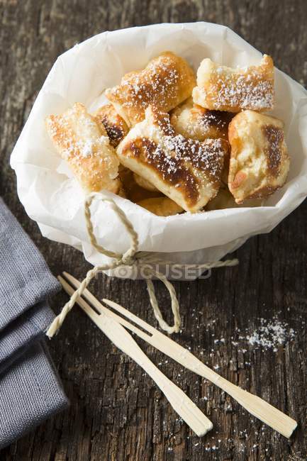 Tortitas con horquillas de madera - foto de stock