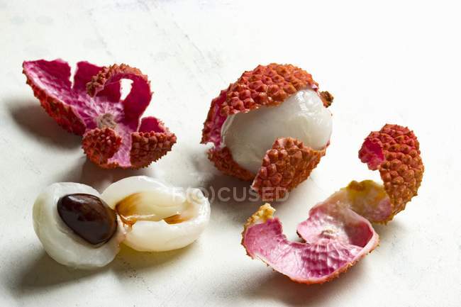 Peeled Lychees with shells — Stock Photo