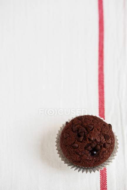 Muffin with chocolate chips — Stock Photo