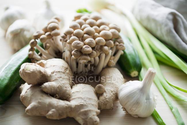 Shimeji mushrooms and ginger — Stock Photo