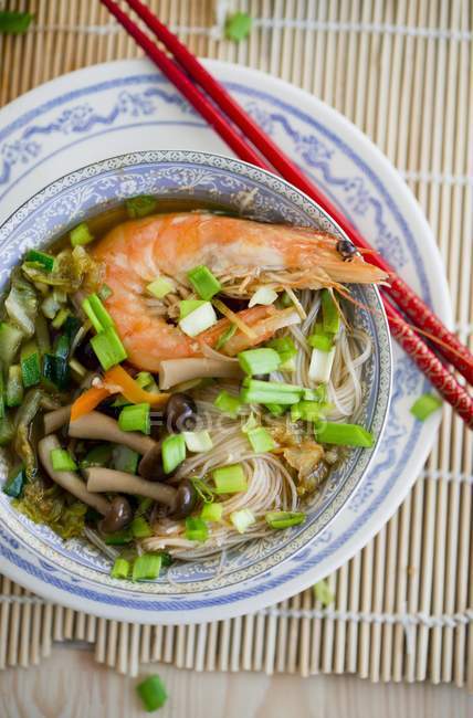 Noodle soup with shrimps and mushrooms — Stock Photo