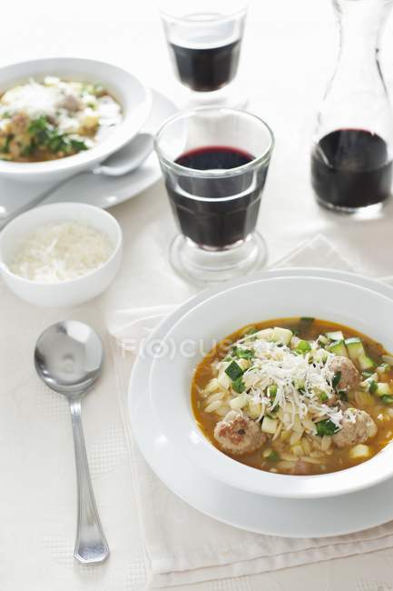 Mediterrane Suppe mit Orzo-Pasta — Stockfoto