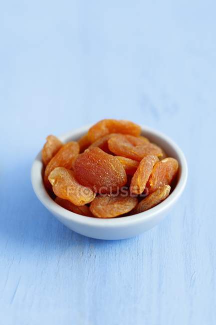 Dried apricots in bowl — Stock Photo