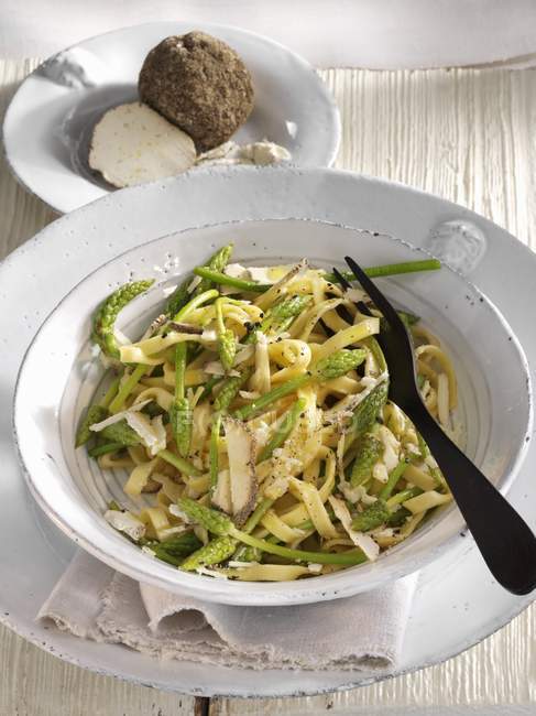 Fettuccine pasta with wild asparagus — Stock Photo