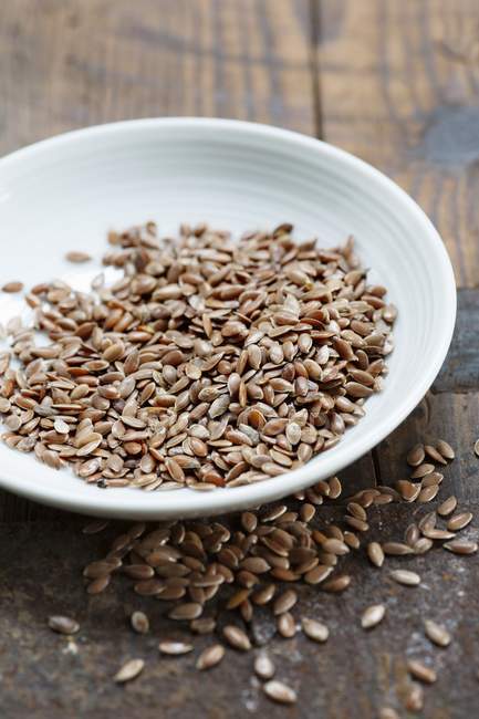Bowl of brown flax seeds — Stock Photo