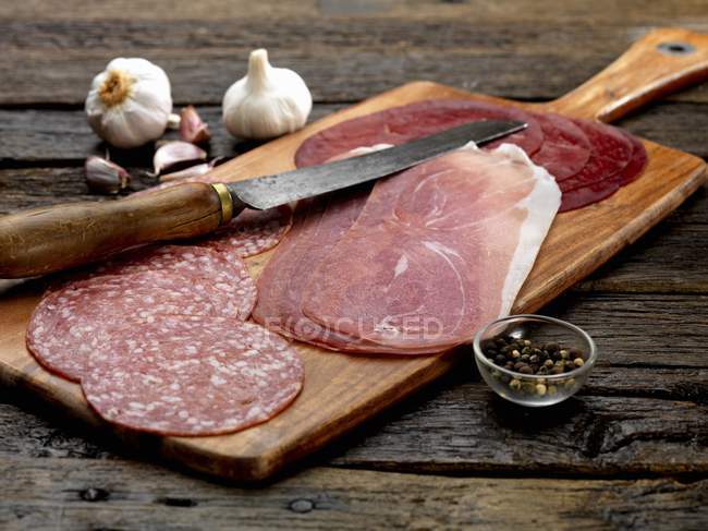 Salami con jamón de Parma y Bresaola - foto de stock