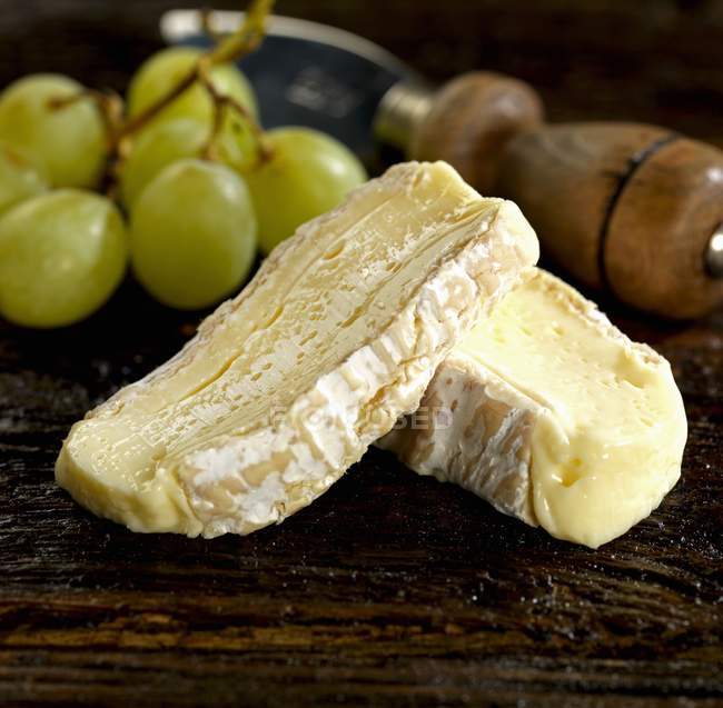 Brie de meaux con uvas - foto de stock