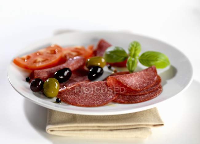 Салями с оливками и помидорами — стоковое фото