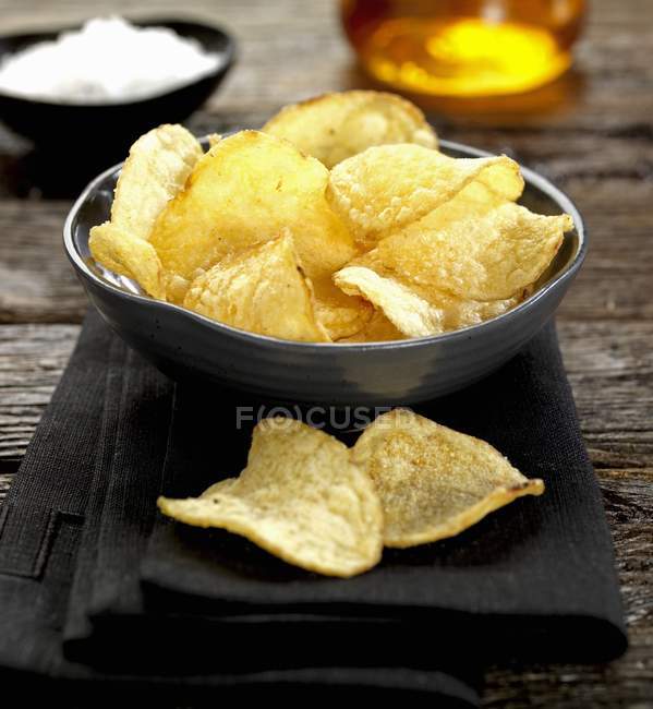 Bol de chips de pommes de terre — Photo de stock