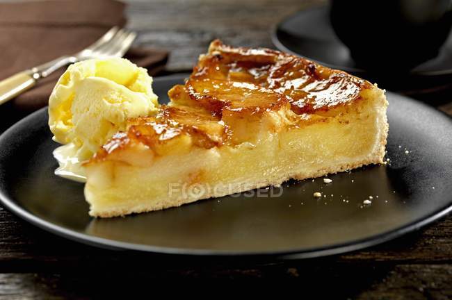 Torta de maçã com sorvete de baunilha — Fotografia de Stock