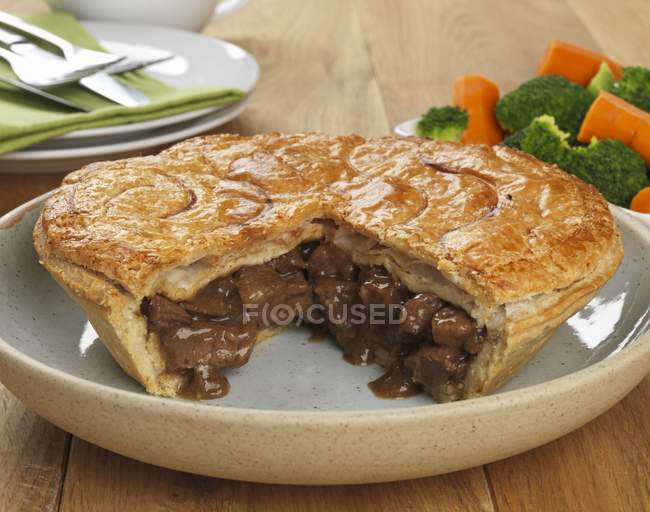 Steak and onion pie — Stock Photo