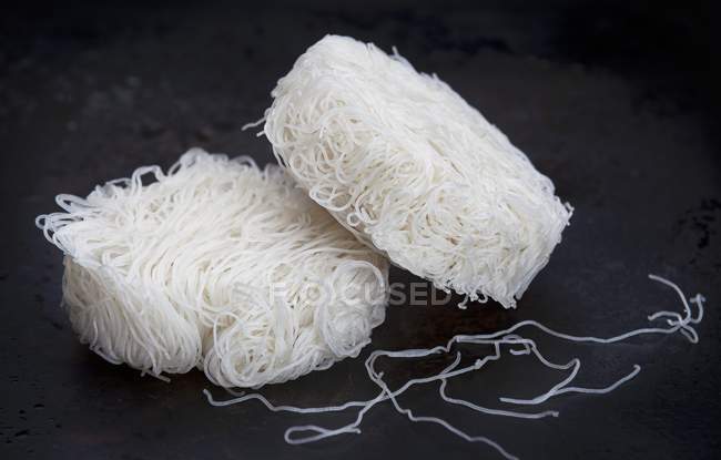Dry uncooked oriental rice noodles — Stock Photo