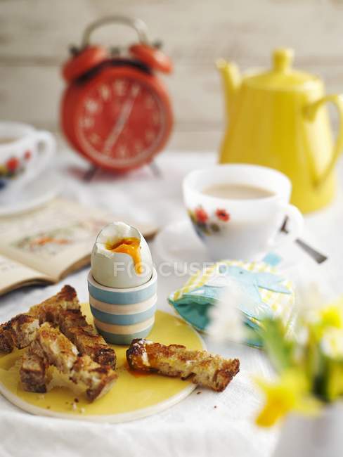 Café da manhã com croutons de ovo e torrada — Fotografia de Stock