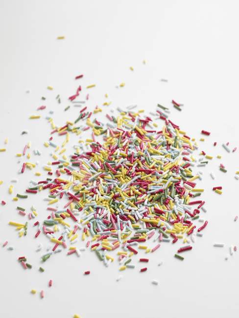Підвищений вид кольорових солодких зморшок на білій поверхні — стокове фото