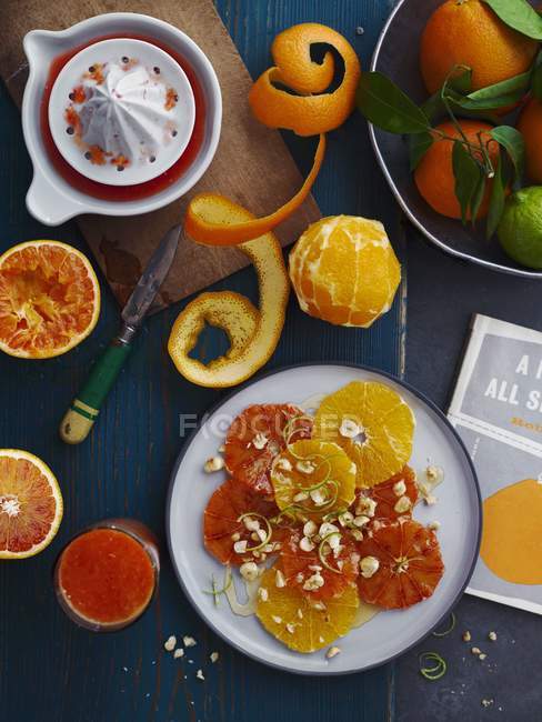 Апельсиновый сок и салат — стоковое фото