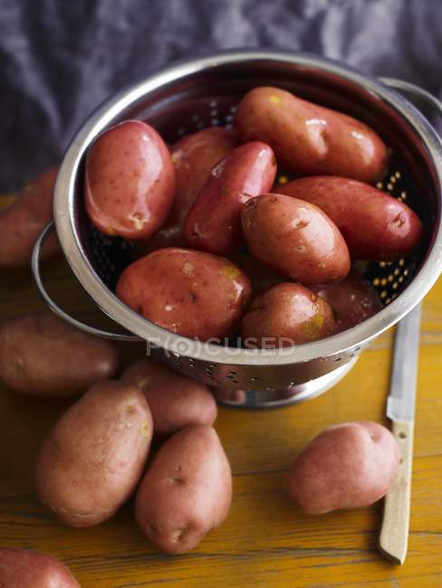 Мокрая картошка в дуршлаге — стоковое фото