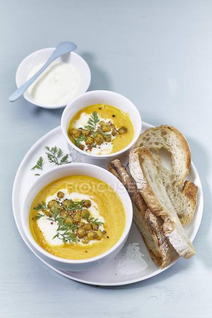 Sopa de cenoura com grão de bico torrado — Fotografia de Stock