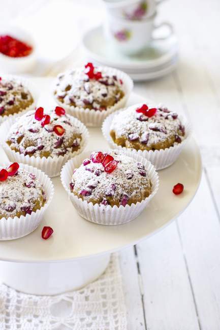 Pomegranate muffins with icing sugar — Stock Photo
